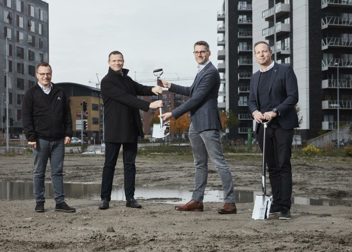 Adm. direktør i Lidl Danmark, Dirk Fust (tredje fra venstre), overrækker symbolsk en spade til viceadm. direktør Per Aarsleff A/S, Nicolai Schultz (anden fra venstre). De er flankeret af Mads T. Nielsen (th), udviklings- og ejendomsdirektør i Lidl og Ulrik Therkilsen. afdelingsdirektør for Region Vest hos Per Aarsleff A/S. Pressefoto.