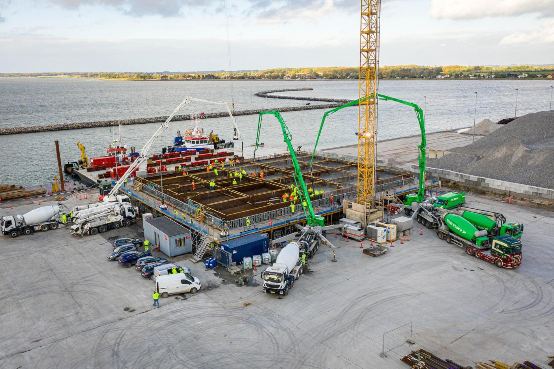 Støbning af pylonfundamentet på byggepladsen på Masnedø.