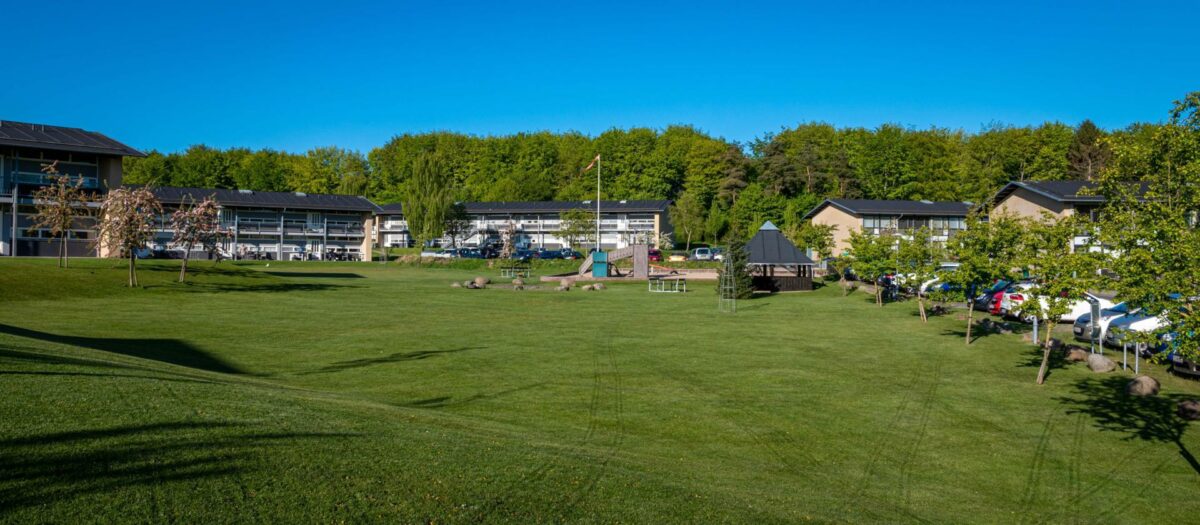 Det er ikke særlig langt til købmand for beboerne i Golfparken. Foto: Himmerland Boligforening.