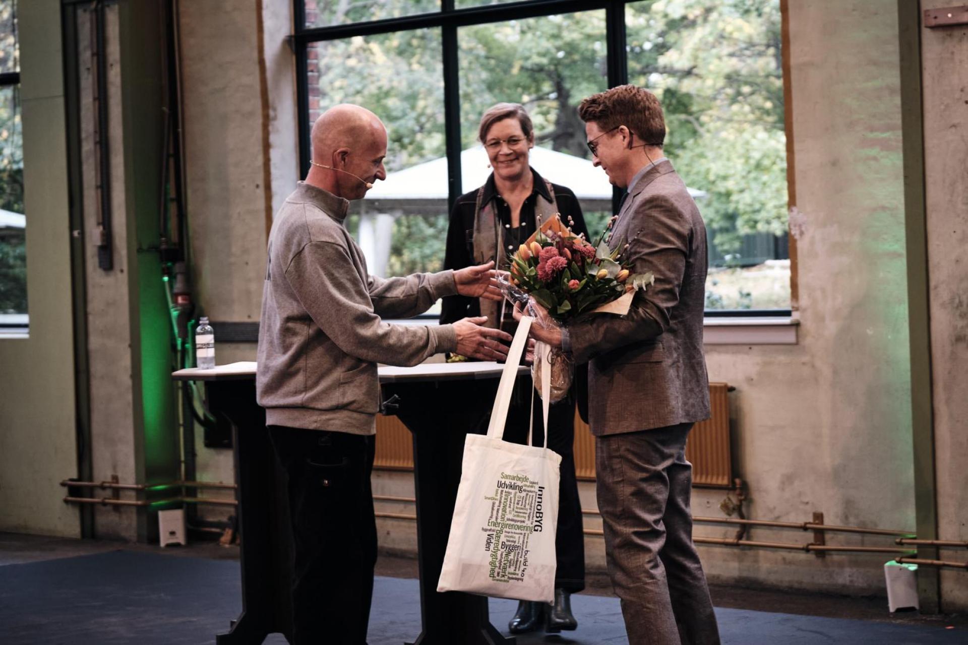 Direktør i EcoCocon Lars Keller modtager prisen af Lone Feifer og Jesper Pagh. Foto: Martin Høyer.