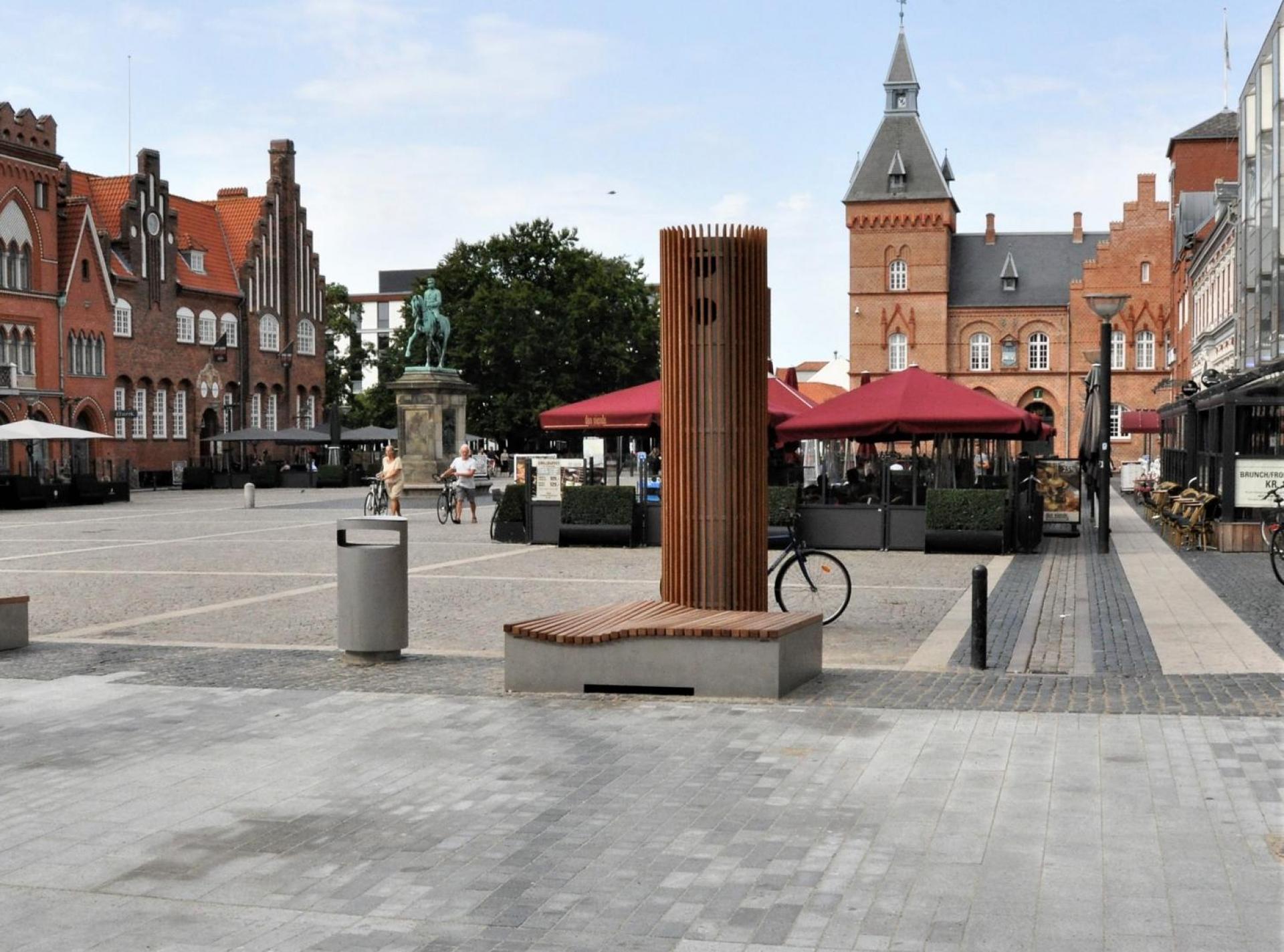 Den nye granitbelægning i Kongensgade i Esbjerg støder her op til Torvet.