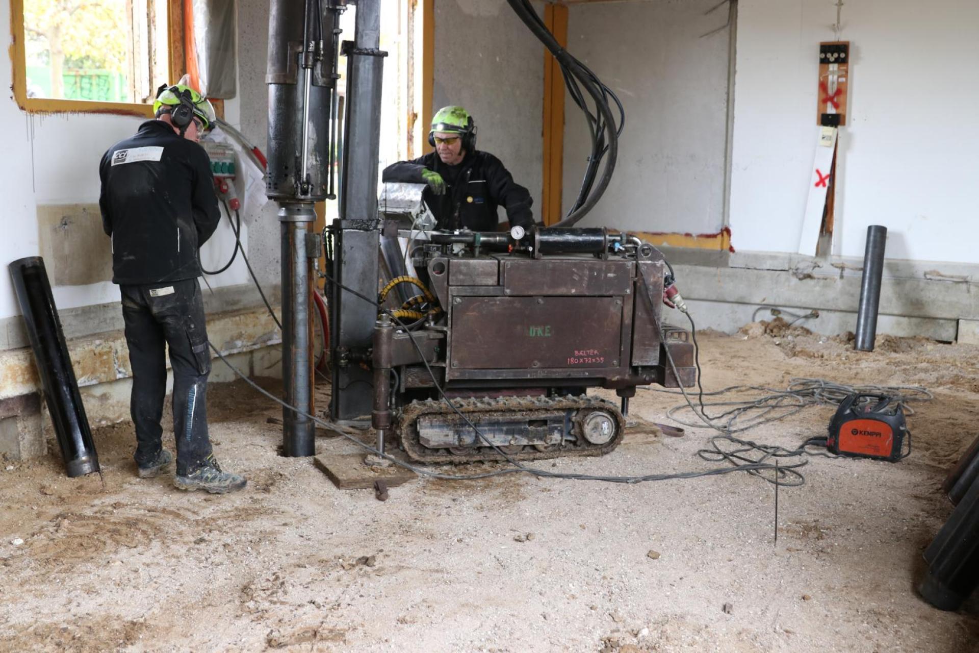 Omkring to tredjedele af gårdhavehusene skal pælefunderes inden gulvet genopbygges. Foto: Torben Jastram. 