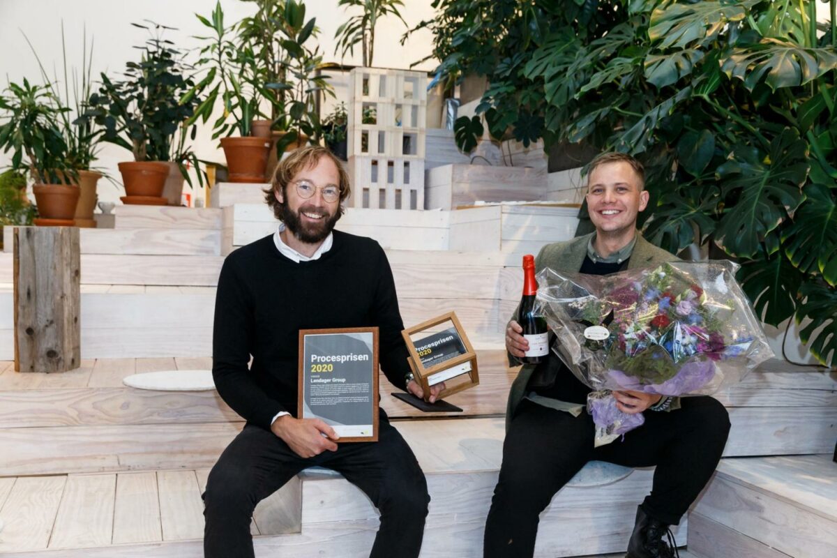 Niklas Nolsøe og Anders Lendager fejrer prisen på tegnestuen. Foto: John Ehbrecht.