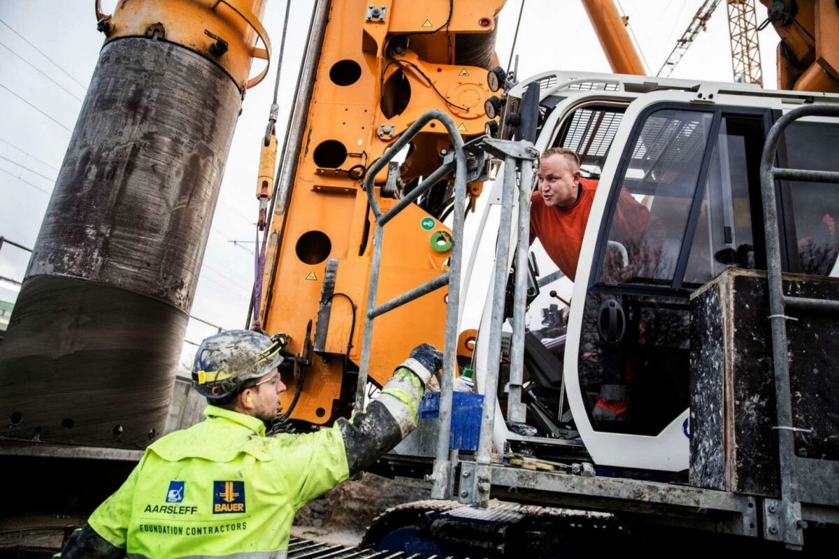 Mange små byggepladser og skiftende arbejdsforhold er en udfordring for arbejdsmiljøet. Men man har løftet opgaven flot på hovedstadens letbane, lyder meldingen nu. Pressefoto.