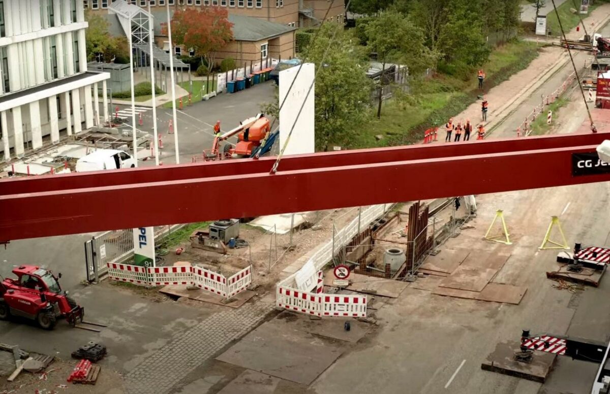 Forleden kom broen på plads mellem de to kontorbygninger. Foto fra CG Jensen-video.