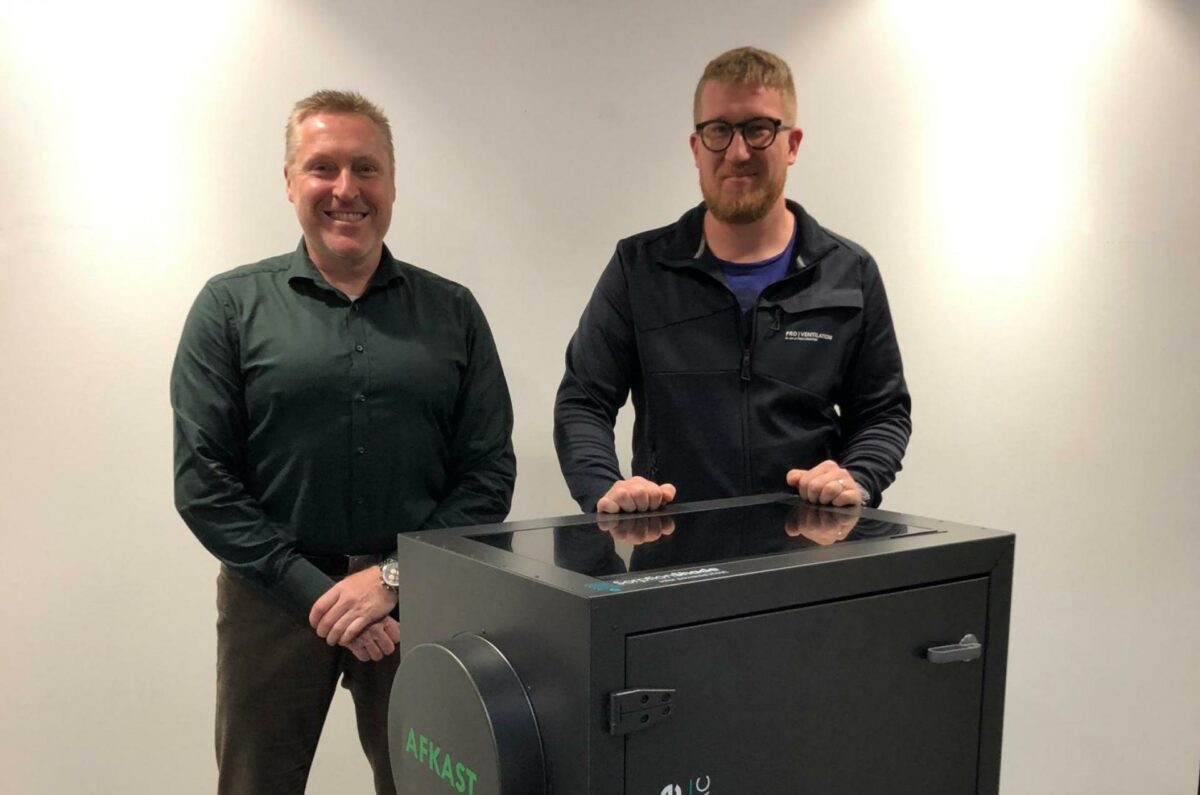 Direktør i ProVentilation Flemming Kragerup (th.) samt forretningsudvikler Patrick Holt-Hansen kunne torsdag takke for Innovationsprisen2020. Pressefoto.