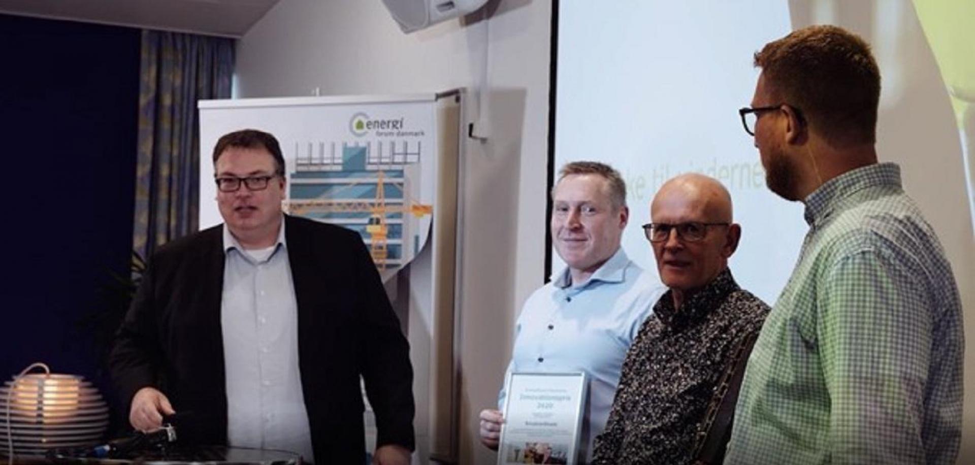 Her ses Niels Boel, næstformand i Energiforum Danmark overrække prisen til Flemming Kragerup, Stefan Thieleman og Patrich Holt-Hansen fra SorptionShade. Privatfoto.