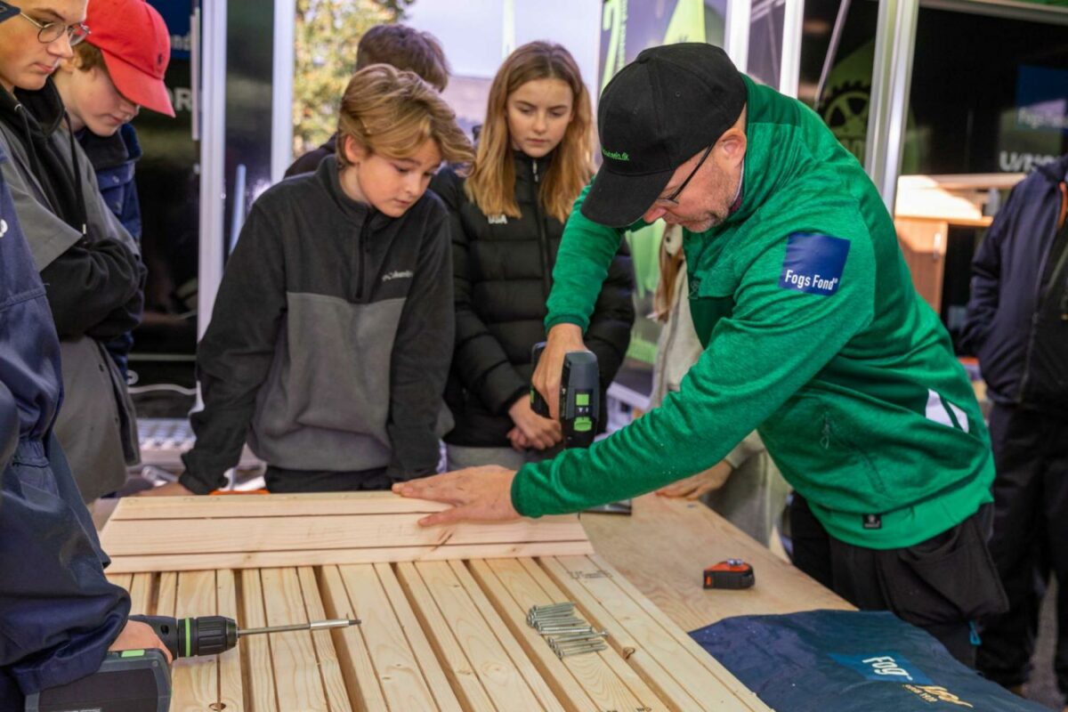 Projektleder for 'Woodlab on Wheels,' Jesper Trap, underviser her 8. klasse på Humlebæk Skole. Projektet består af en karavane med fem biler, fem trailere med små værksteder og et mobilt snedker-/tømrerværksted, der i løbet af skoleåret ruller ud til Nordsjællandske folkeskoler for at undervise elever i 6.-10. klasse i tømrer- og snedkerfagene. Foto: Festool.