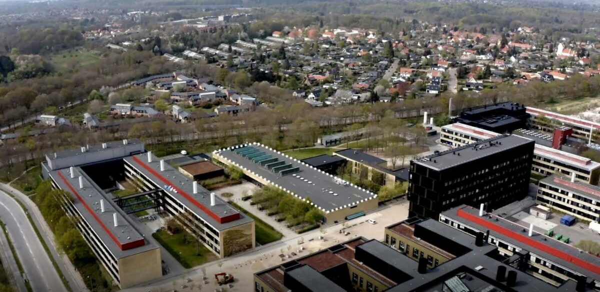 Bygning 208 er en af de sidste ud af de i alt syv specialbygninger på DTU Lyngby Campus, der står over for en gennemgribende renovering. I dag står den stort set som da den blev opført i 1967.