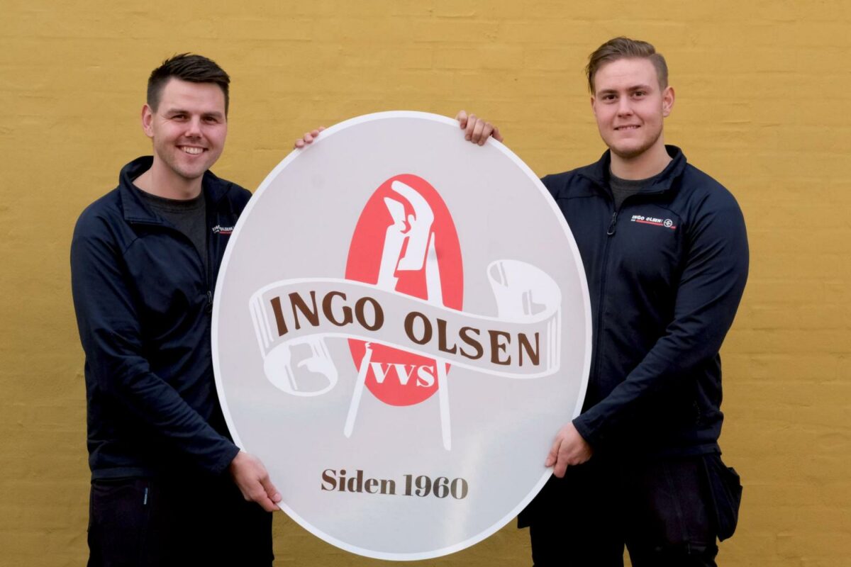 Mester Michael Ingo Olsen (til venstre) med lærling Ken Nellesø. Pressefoto.