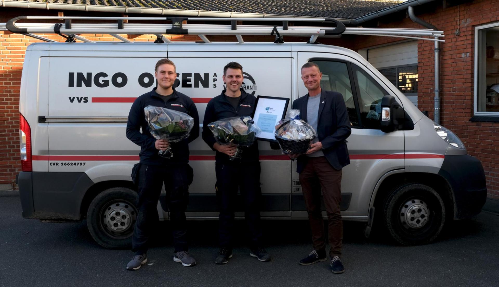 Fra venstre mod højre lærling Ken Nellesø, mester Michael Ingo Olsen og uddannelseschef ved EUC Sjælland Ole Holm. Pressefoto.