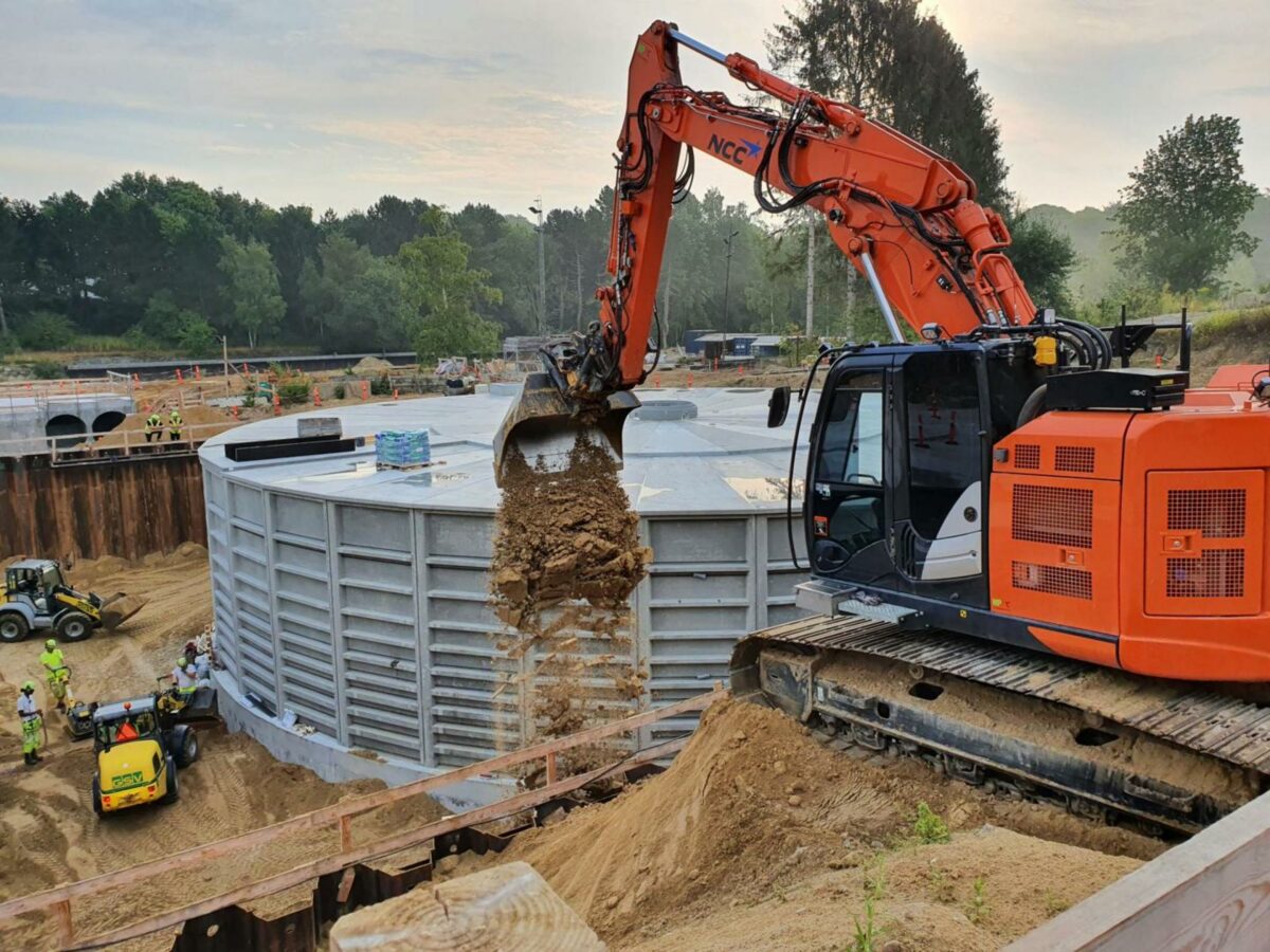 Det store projekt kræver mange fagligheder, fordi projektet byder på alt fra nedrivning, jordsanering, smedearbejde, el-arbejde, in-situ betonstøbning, jordankre, spuns og fundering. Foto: NCC.