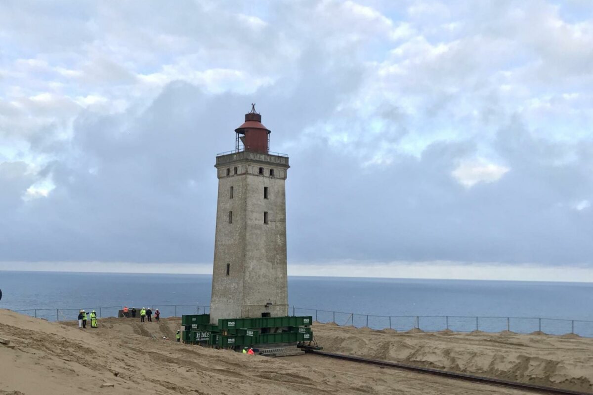 For godt et år siden blev fyret flyttet, og nu arbejdes der igen omkring det ikoniske Rubjerg Knude Fyr. Arkivfoto: Kim Krasuld.