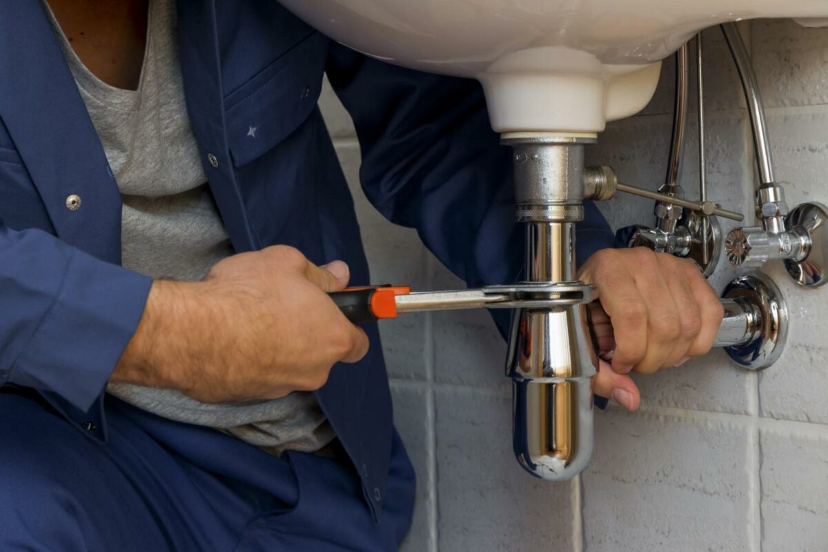 VVS-arbejde er noget af det, som kan blive rigtig dyrt at få udført uden regning. Men det afskrækker ikke en fjerdedel af danskerne. Foto: Colourbox.