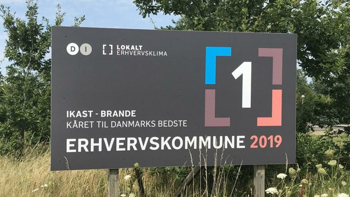 Skiltet her er fra sidste år, men også i 2020 er Ikast-Brande Kommune kåret som den bedste kommune til erhvervsvenlighed. Pressefoto.