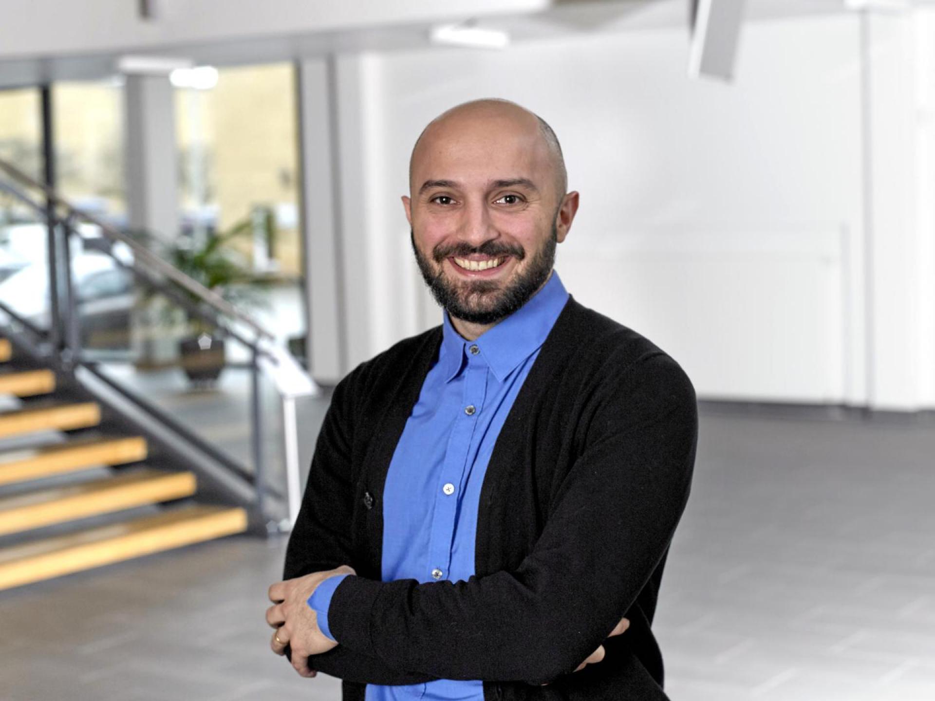 Arash Ehtesham fra Teknologisk Institut arbejder med at teste byggematerialer og konstruktionselementer. Pressefoto.