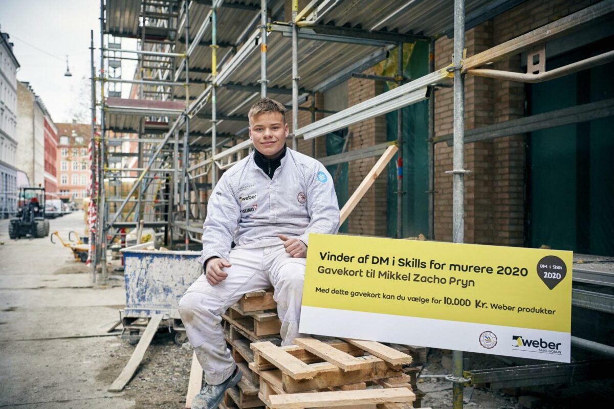 Mikkel Zacho Pryn må vinke farvel til fejring og europamesterskaberne i murerfaget (Euroskills). Som et plaster på såret fik han sidste uge overrakt blomster og et gavekort på 10.000 kr. til byggematerialer. Billederne er taget på den byggeplads i København, hvor han til dagligt arbejder som murerlærling - han har passet sit arbejde hver dag, også under coronanedlukningen. Pressefoto.