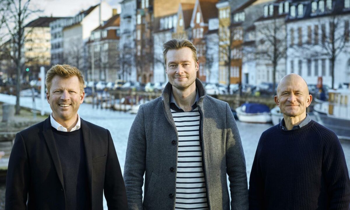 Claes Bohn-Willeberg (tv) og Anders Bang Olsen partnere i Bang & Beenfeldt, Thomas Gullacksen (th) fra Blue Equity. PR-foto.