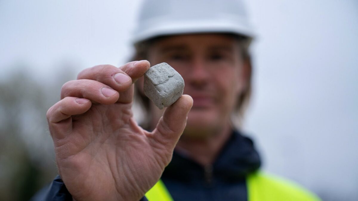 Genbrugsglas, der har gennemgået en kemisk proces, kan skære en bid af varmeregningen for danske forbrugere. Virksomheden Dansk Celleglas har fået testet produktet Durapor i et regionalfondsprojekt i Næstved. Foto: Kresten Vestbjerg Thyø.