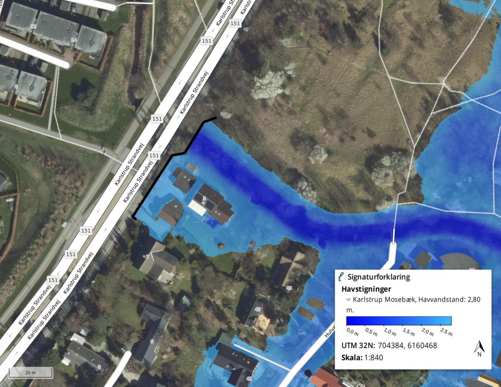 Med udgangspunkt i oversvømmelsesrisikoen fra havet har Solrød Kommune udarbejdet en samlet plan for højvandssikring af området og fastlagt et sikringsniveau på 2,8 m. Figuren viser en simulering af havvandsstanden i 2,8 m med foreslået sikringsløsning ved Karlstrup Mosebæk, som udgør et af de tre vandløb i projektet, hvor havvandet under stormflodssituationer vil kunne trænge ind i baglandet. Figur: Sweco.