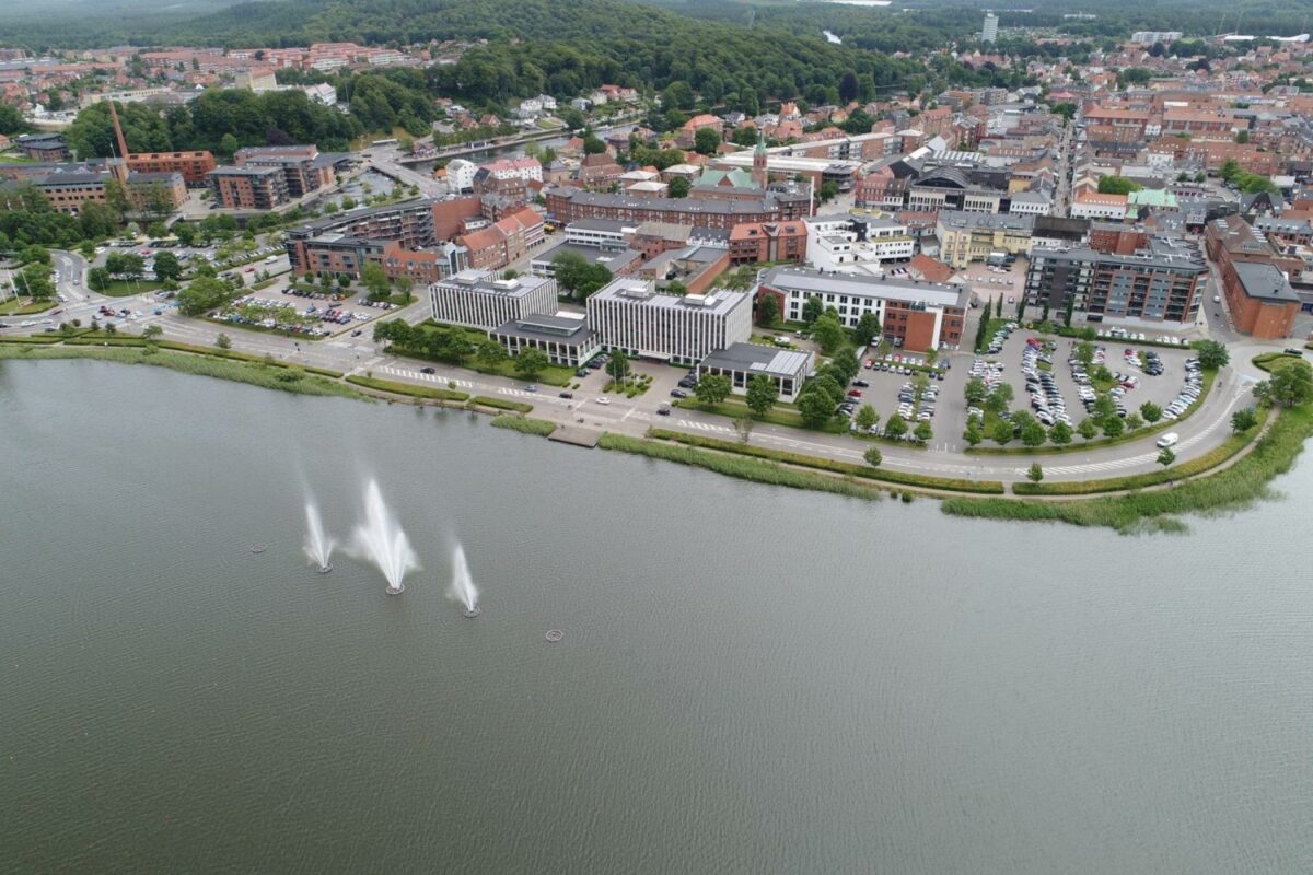 Nyt Museum Jorn skal være en central del af den kommende "Søfronten" rundt om Silkeborg Rådhus ved Silkeborg Langsø. Foto: Silkeborg Kommune.