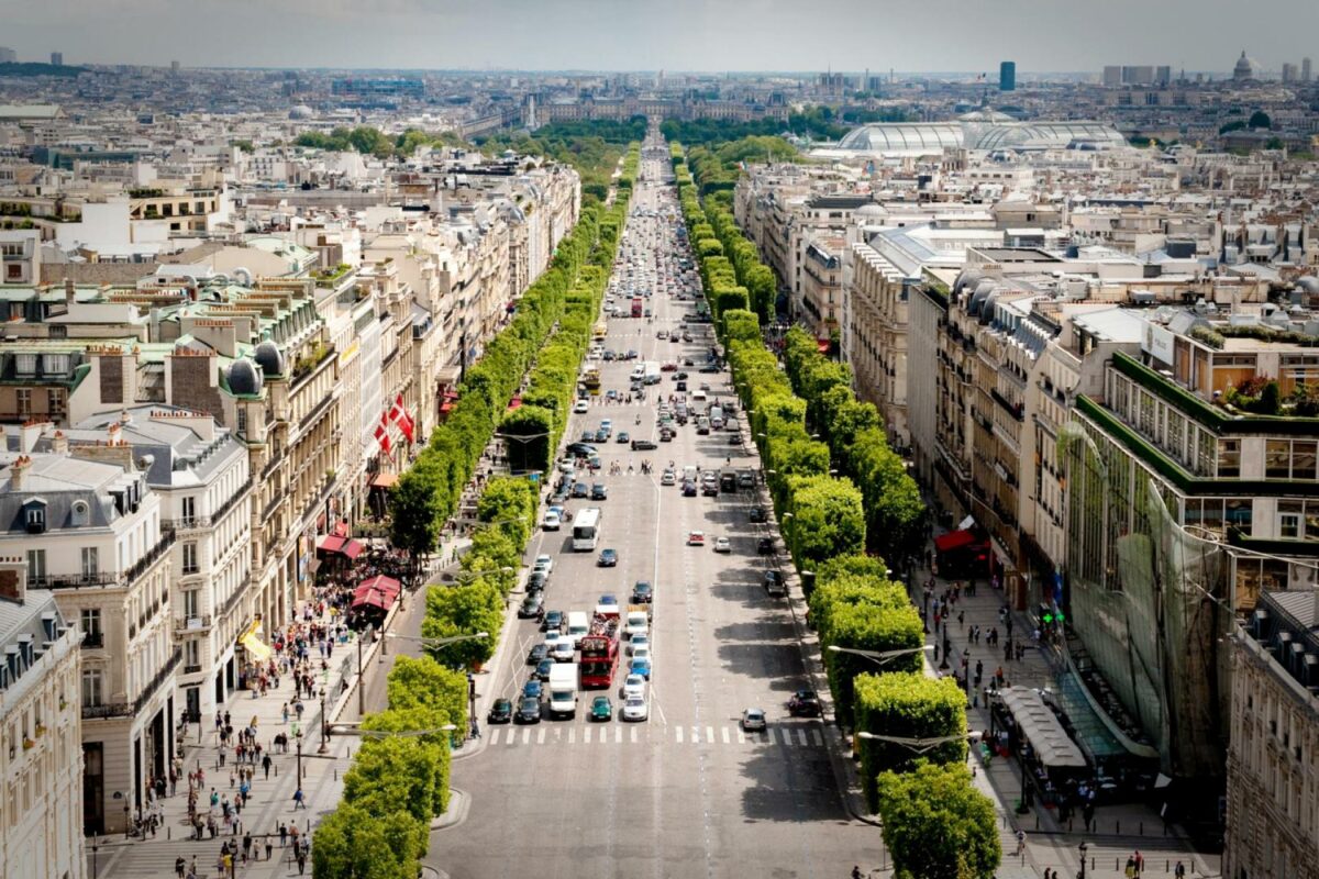 Champs-Élysées anno 2009. Træerne står der også i dag, men de kæmper for at holde sig i live på en de veje i den franske hovedstad med højest koncentration af luftforurening. Foto: Josh Hallett - Wikimedia Commons.