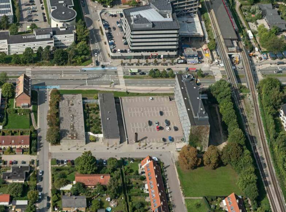 Området ved den gamle politistation i Buddinge, hvor det nye Sundheds- og Beskæftigelseshus skal etableres. Pressefoto: Gladsaxe Kommune.