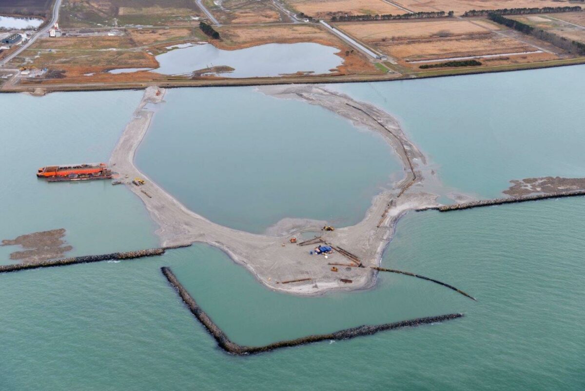 600.000 kubikmeter sand er sejlet til fra Tyskland for at danne rammen om tunnelportalen ved Rødbyhavn. Foto: Femern A/S