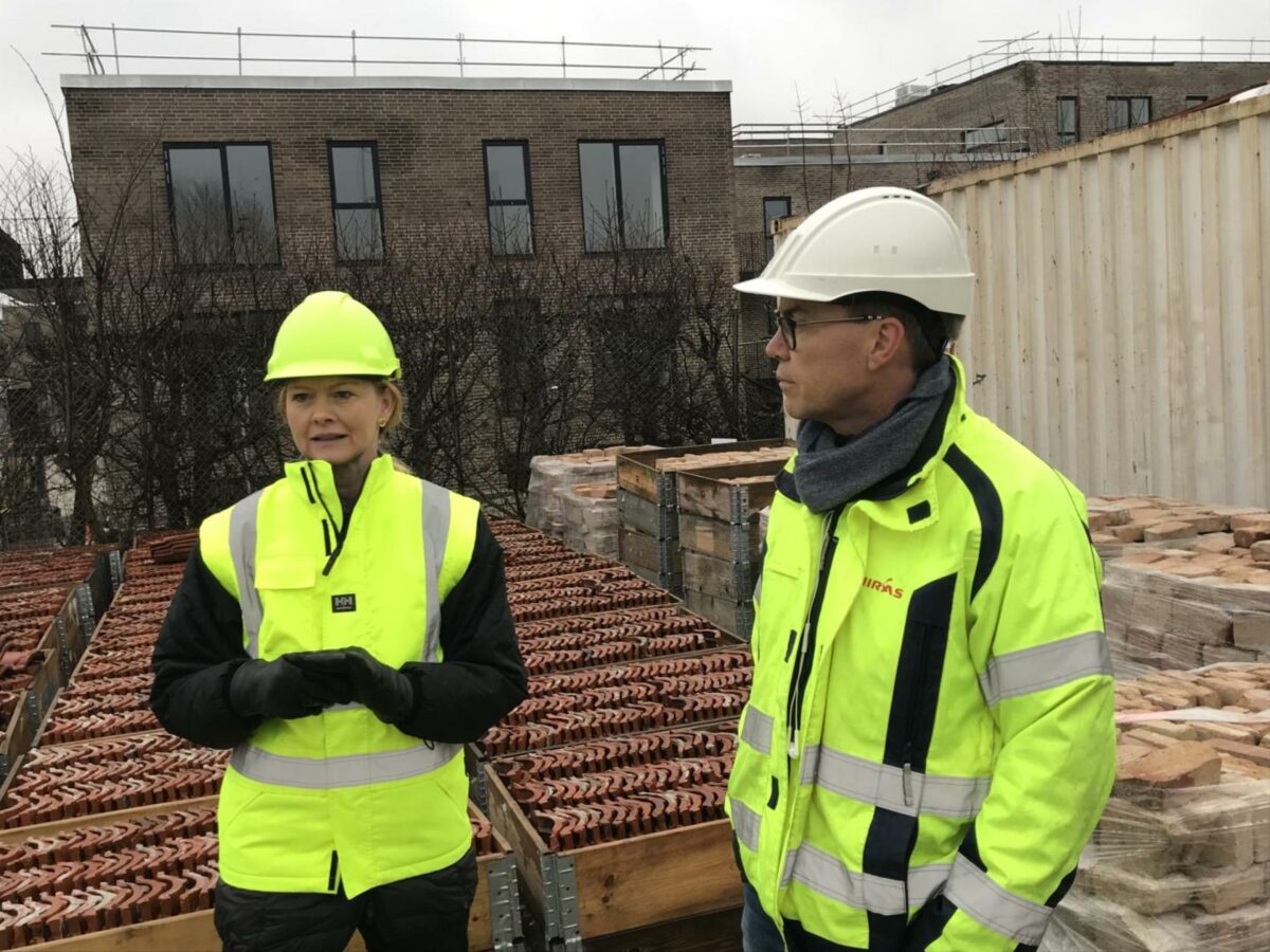 Projektleder Helen Glindvad Kristensen, Gladsaxe Kommune,  arbejder sammen med projektleder Morten Dallov Ibsen, Niras, på nedrivningen af Gladsaxe Skole. Pressefoto.