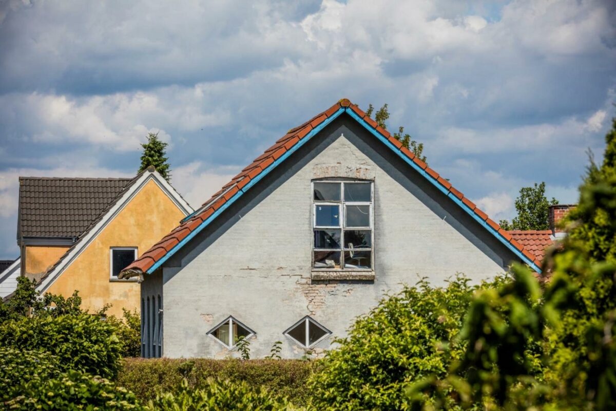 Der kan som boligejer være sund fornuft i at foretage bæredygtige tiltag, men den fornødne viden til opgaven mangler, mener mange danskere. Pressefoto.