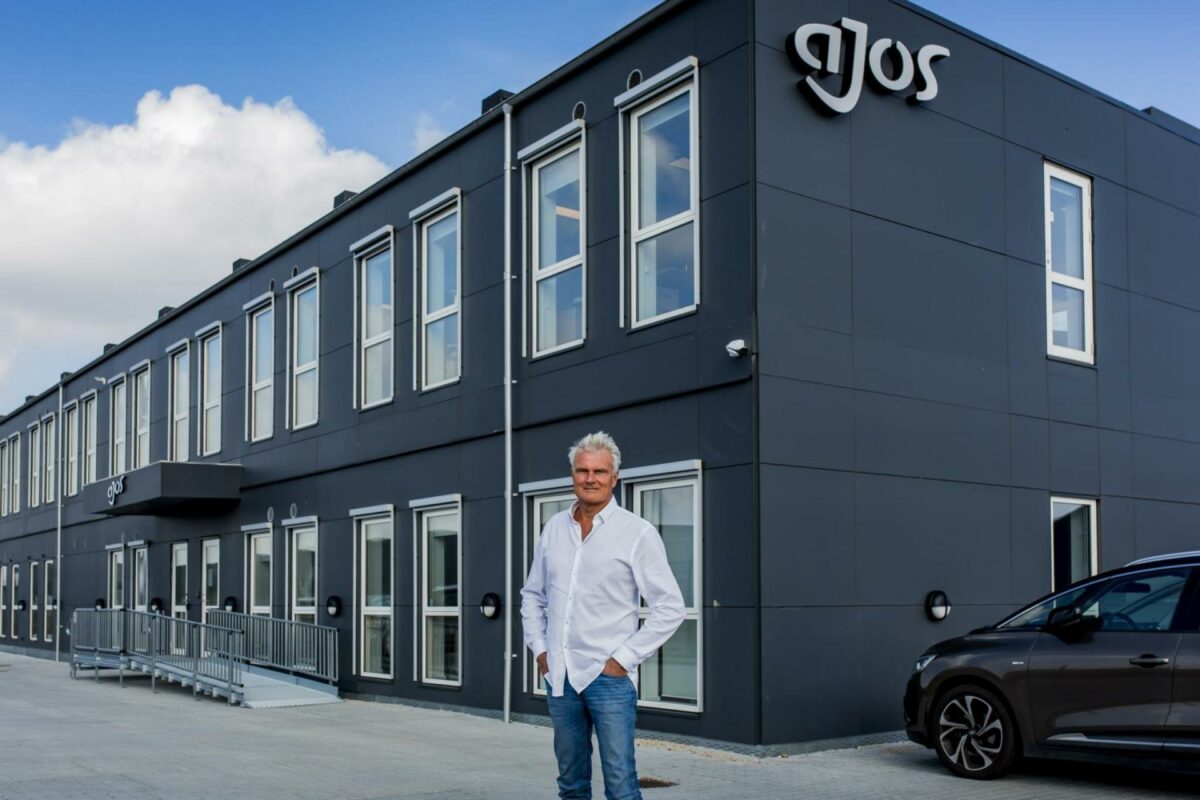 I 2020 opgraderede Ajos a/s sin afdeling på Sjælland med en flytning til nye, større og mere moderne faciliteter. Nu er tiden kommet til afdelingen i Vejle, lyder budskabet fra Ole Wamsler, adm. direktør i Ajos a/s. Pressefoto: Jens Panduro.