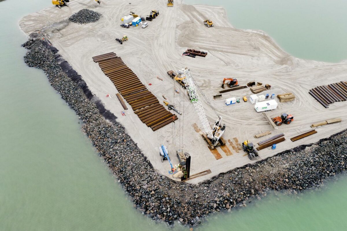 MJ Eriksson har påbegyndt arbejdet med anlæggelsen af 1400 meter spunsvægge ved Rødbyhavn. Foto: Femern A/S