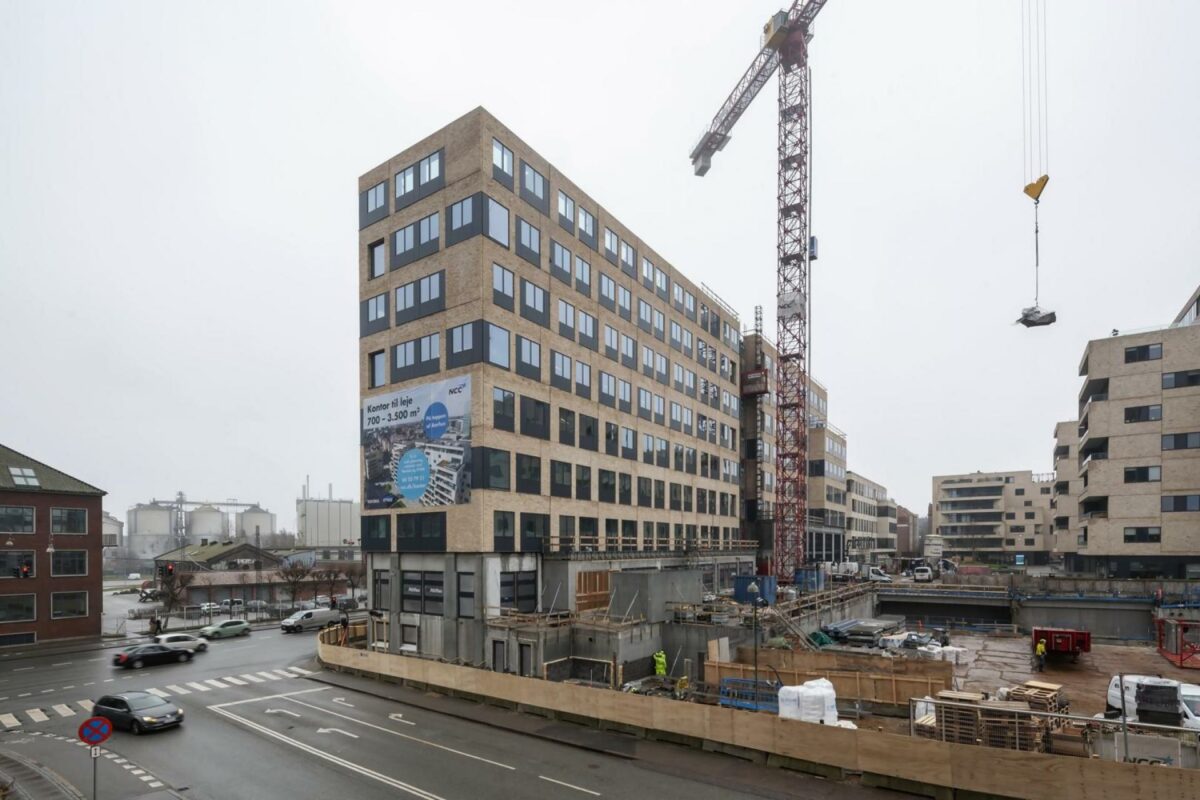 Salget markerer afslutningen på NCC's udvikling og byggeri af boliger, kontorer og butikker på Frederiks Plads. Pressefoto.