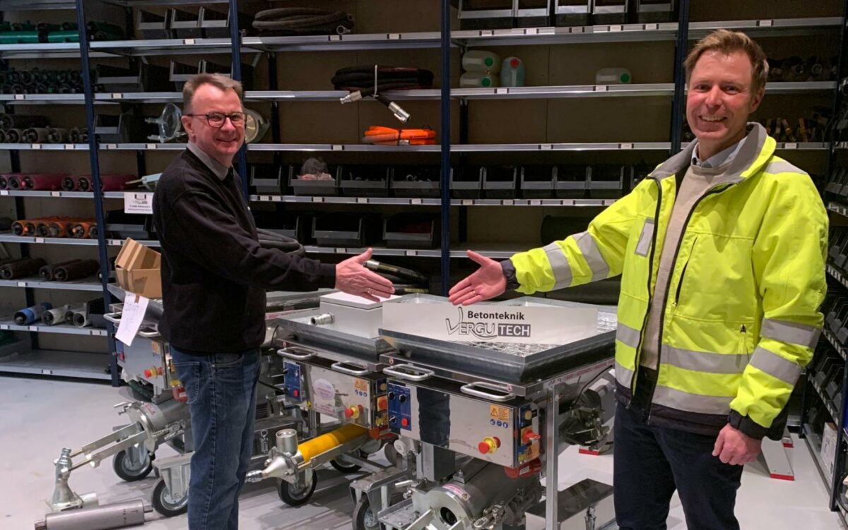 Direktør for Vergutech, Bjarne Poulsen (tv), og administrerende direktør for Weber, Klavs Eske, giver Corona-sikkert håndslag på handlen. Weber overtager Vergutech per 1. februar. Foto: Saint-Gobain Denmark A/S.