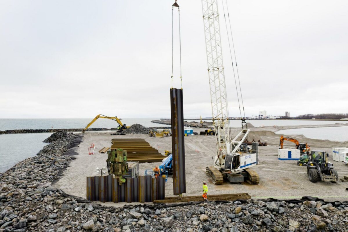 25. januar 2021 blev de første spuns rammet i omkring tunnelportalen ved Rødbyhavn, men først i 2029 forventes hele byggeriet af Femern Bælt-forbindelsen at være afsluttet Foto: Femern A/S.