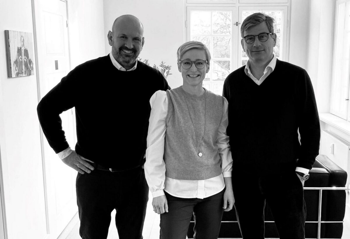 Lene Lange er her flankeret af Martin Busk (til venstre) og Phillip Foss. Pressefoto.