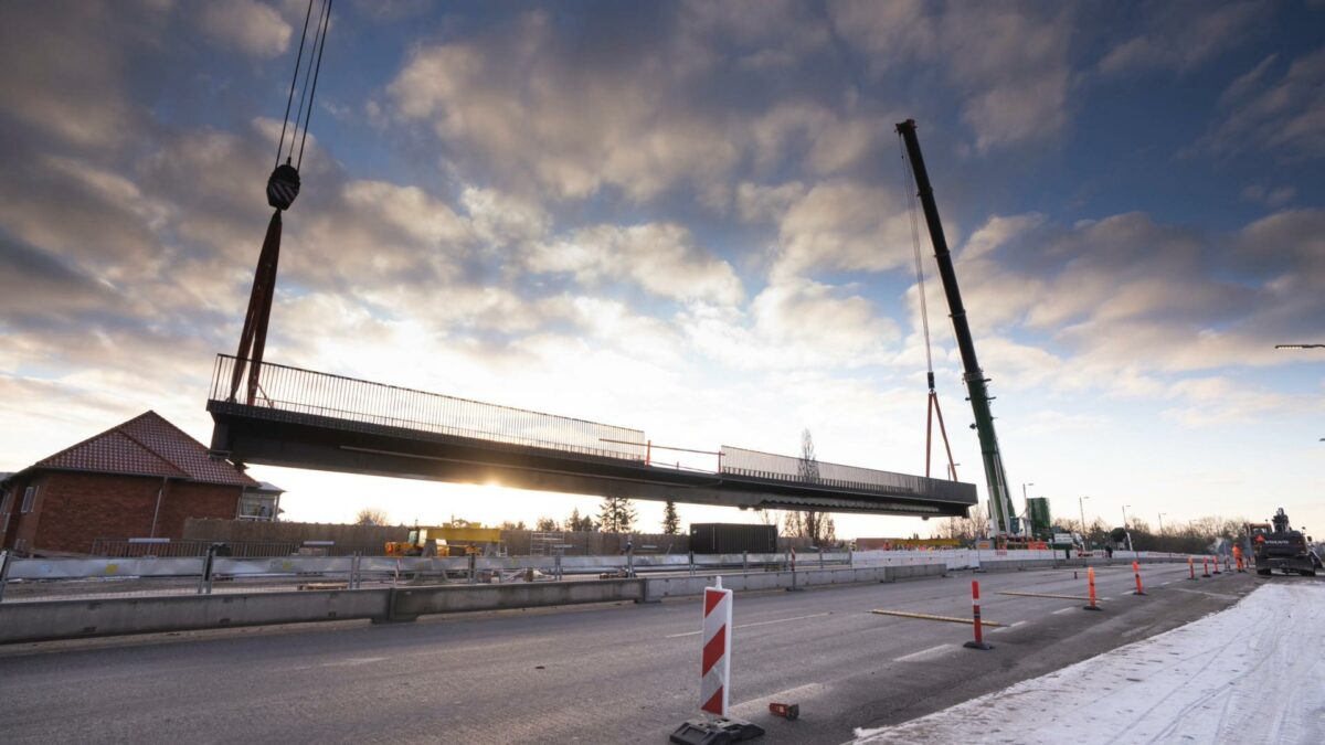 Broen er 45 meter lang, 6 meter bred og vejer 80 tons. Pressefoto.