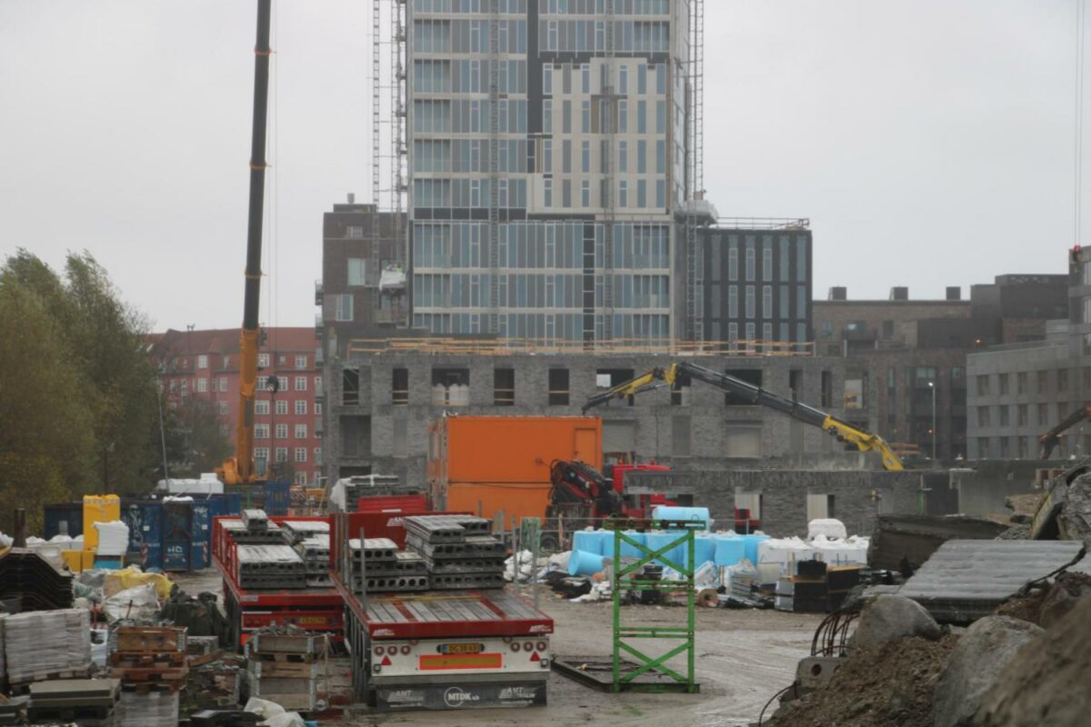 Beton med støbefejl og byggeaffald og alt for lav styrke. Problemerne står i kø for højhusprojektet Njals Tårn i København. Foto: Jakob Tilma.