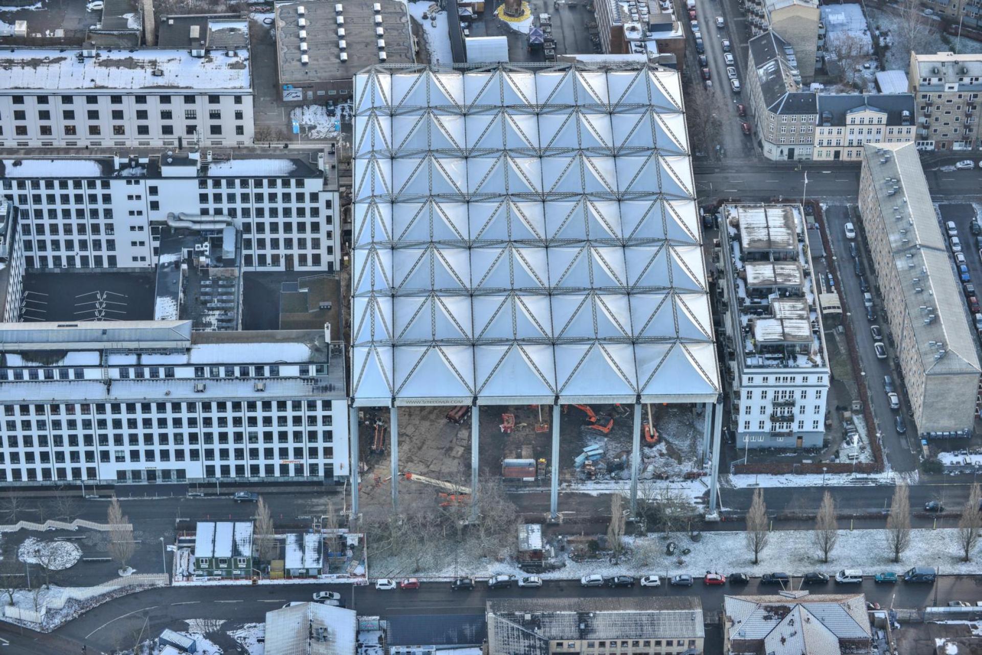 Teltet begrænser støv, støj og lys fra at trænge ud fra byggepladsen og være til gene for naboer. Foto: NCC.