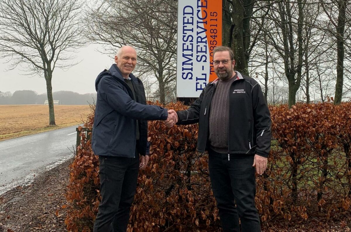 Der er givet håndslag på aftalen mellem Jens Bjørn (t.v.) og Gert Werner Jensen Skriver. Pressefoto.