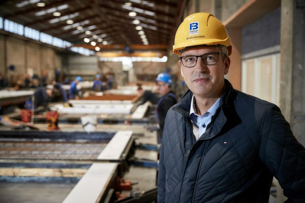 Brian Knudsen, direktør i Fårup Betonindustri, står bag en ny bæredygtig løsning, som erstatter træudsparinger med let genbrugspap. Foto: Fårup Betonindustri.