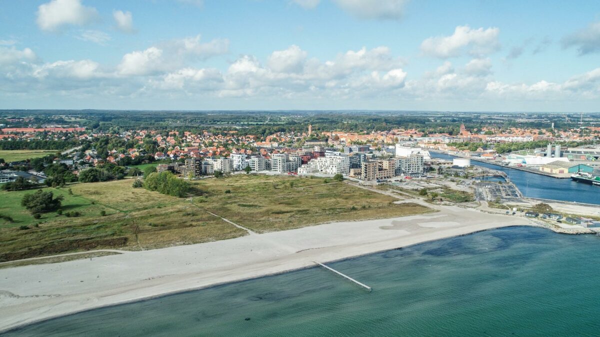 Køges borgmester Marie Stærke modtog Borgmesterprisen 2020 for at have brugt arkitekturen som centralt redskab i udviklingen af Køge Kommune. Over de seneste 25 år har Køge udviklet sig fra en forurenet havne- og industriby til en levende by med en velbevaret bymidte, der med udviklingsprojektet Køge Kyst atter er blevet koblet til havet. Pressefoto.