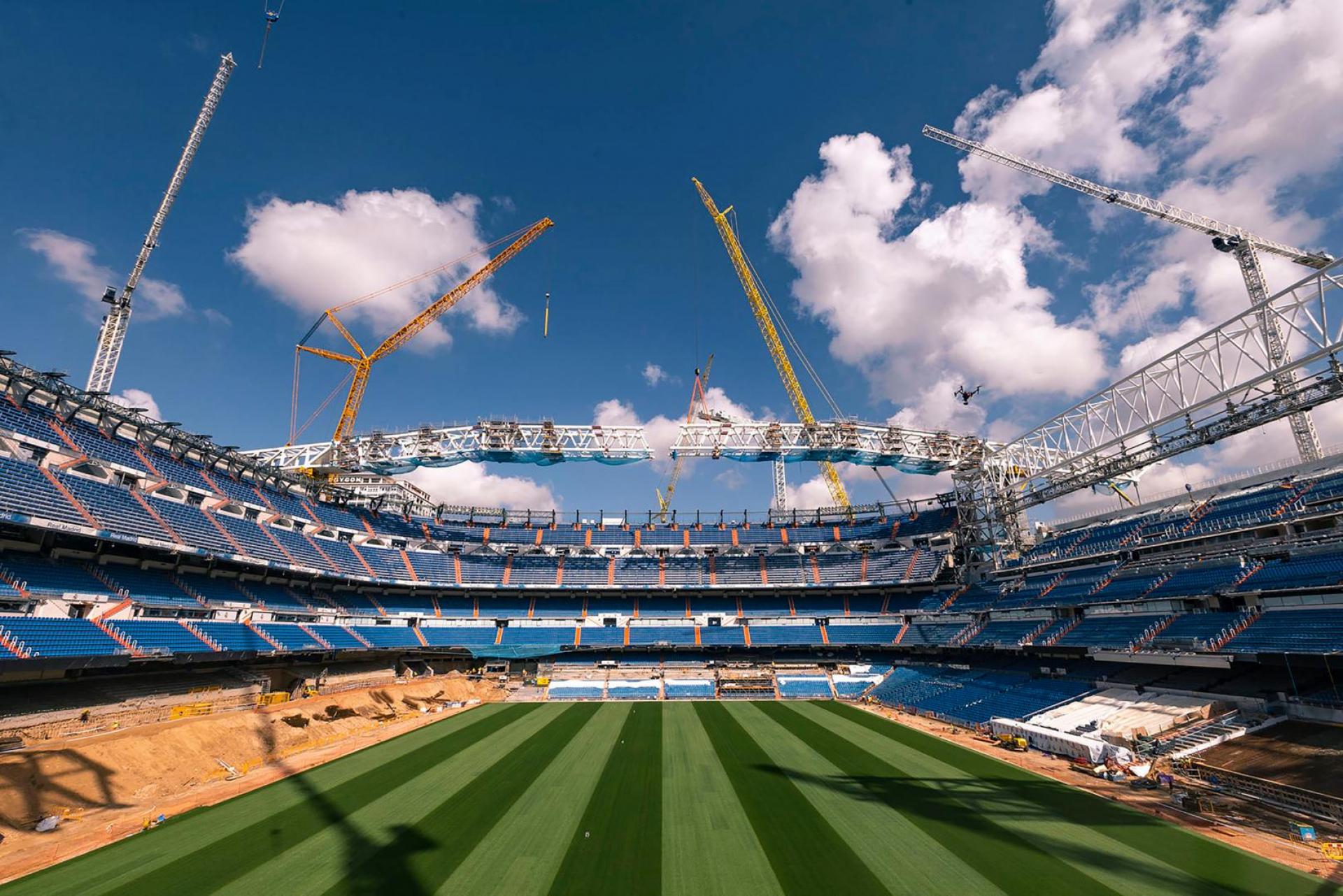 I perioder var der 18 Liebherr-kraner på banen samtidig. Foto: JMM.