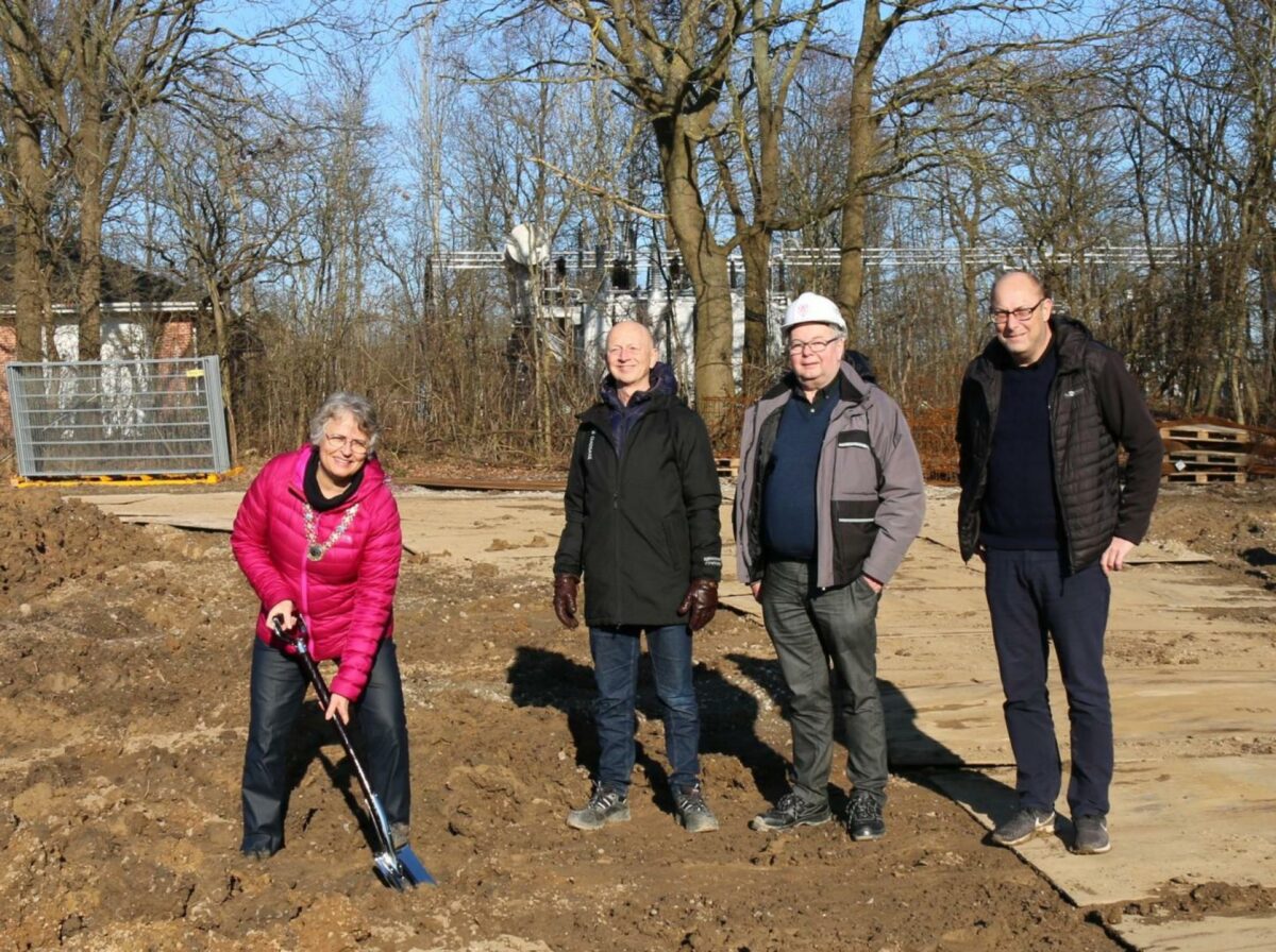 Gladsaxes borgmester Trine Græse sammen med arkitekt og projektleder i Ejendomscentret i Gladsaxe Kim Peter Jacobsen, ekstern ingeniørrådgiver fra Lyngkilde A/S Øjvin Fogh og byggeleder Preben Carlsen fra hovedentreprenør Elindco A/S. Pressefoto.