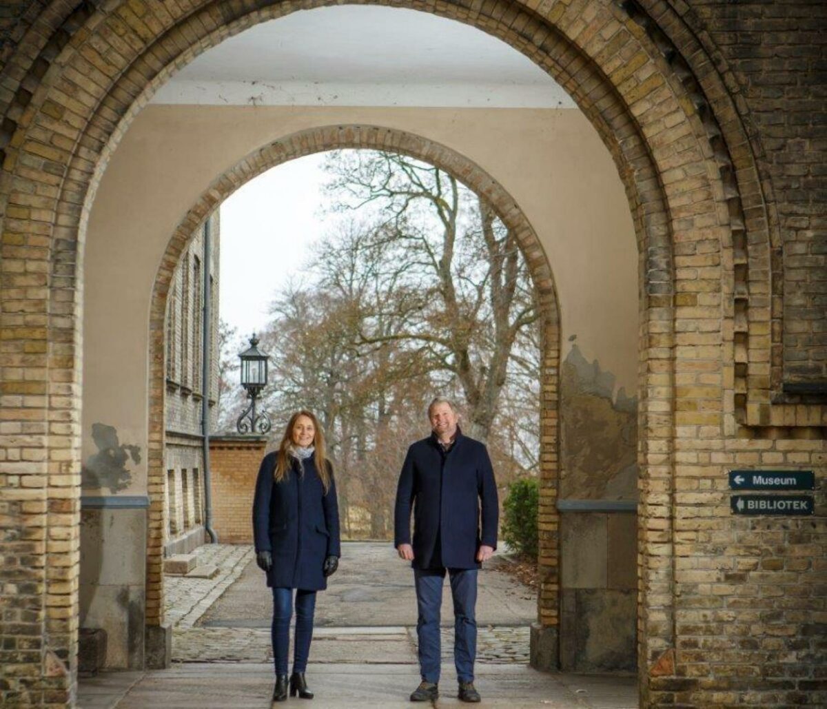 Mette Bach Glitzky og kollegerne fra LE34 i Roskilde glæder sig - her sammen med borgmester Tomas Breddam - over at skulle fortage opmålingerne og udstykningerne ved Sankt Hans-projektet i Roskilde. Foto: PR.