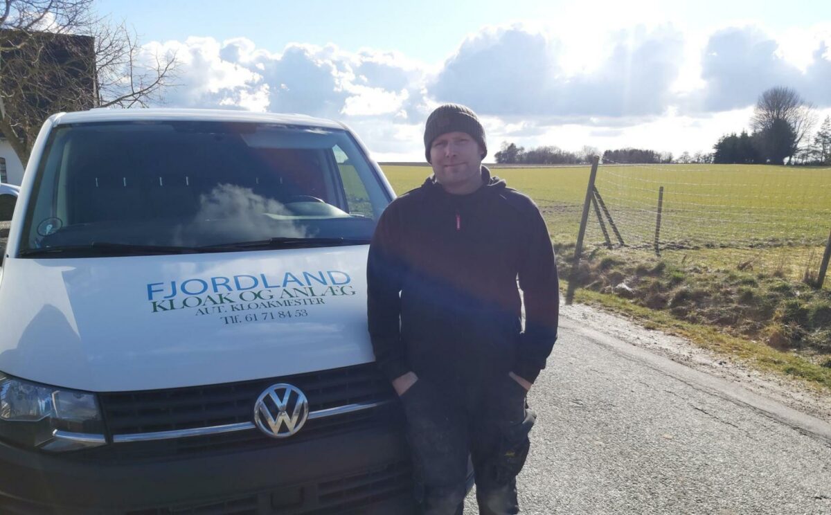En stolt elitehåndværker, Michael Peter Abildgaard Drewsen, fra Fjordland Kloak & Anlæg. Foto: 3byggetilbud.dk.