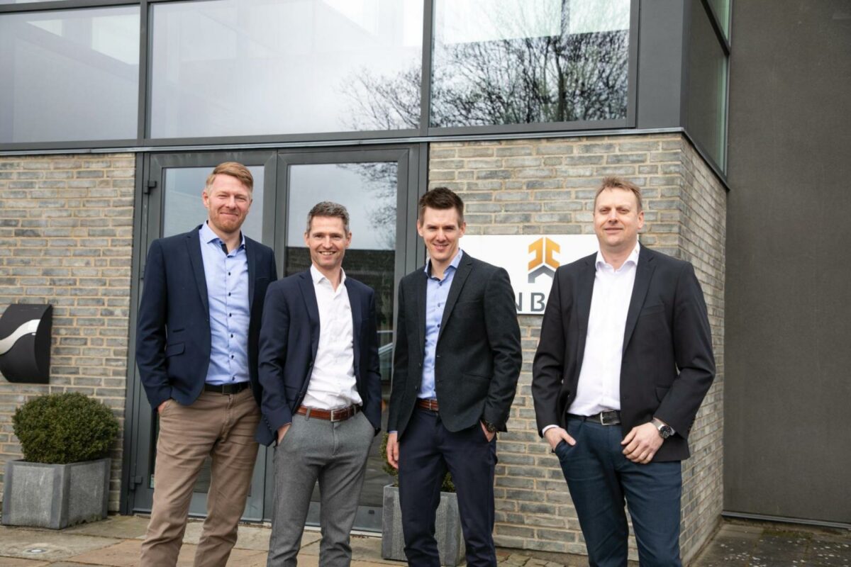 Fra venstre ses egenproduktionschef Klaus Kallesøe, sektionschef Torben Baden, kalkulationschef Jeppe Jørgensen samtadministrerende direktør Flemming V. T. Rasmussen. Pressefoto.