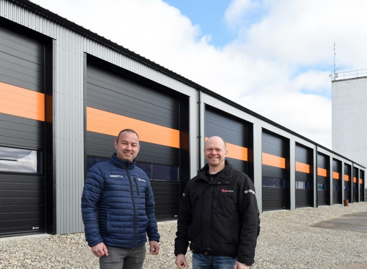 Djurs Kloakservice er kendt for en særlig orange farve på alt fra biler til markedsføring. HPH Totalbyg har opført virksomhedens nye bygninger, som Lindab har leveret. Her ses Anders Godsk fra Lindab (tv.) og byggeleder Palle Simonsen fra HPH Totalbyg. Pressefoto.
