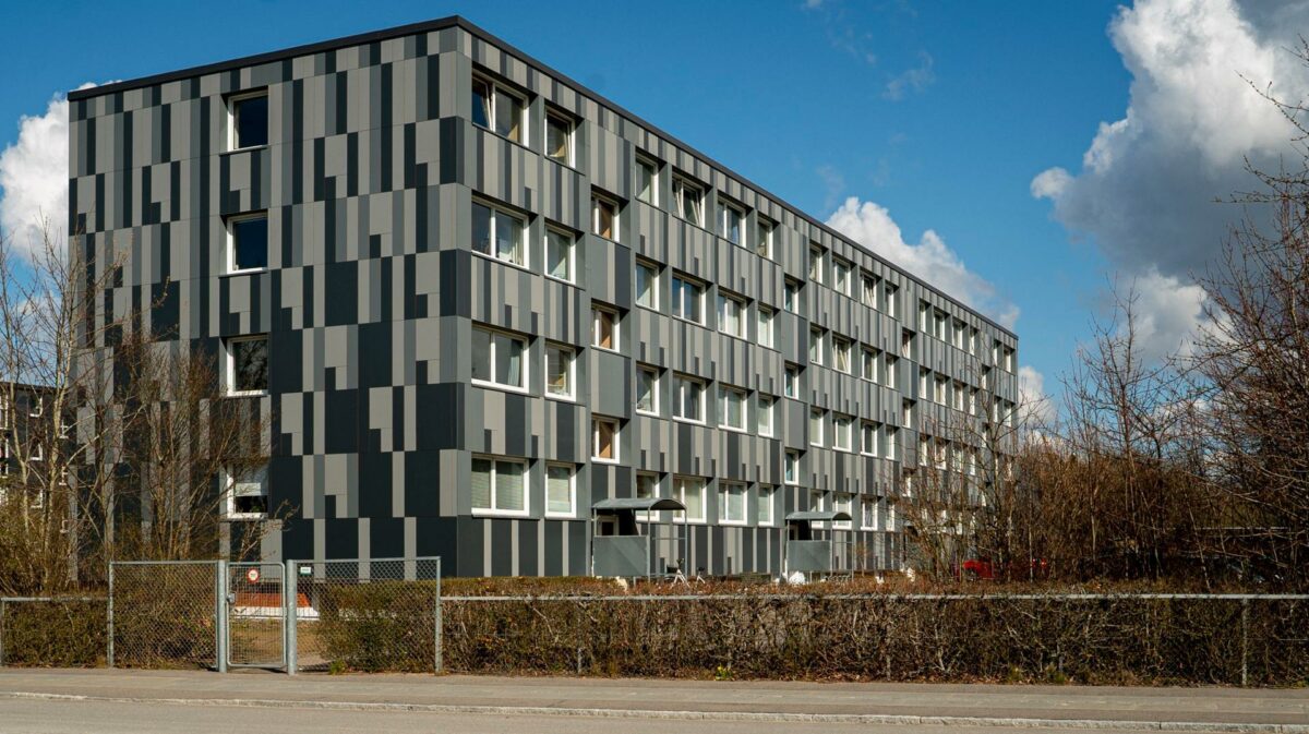 Den gamle, slidte boligblok har fået en større overhaling. Foto: Rockpanel.