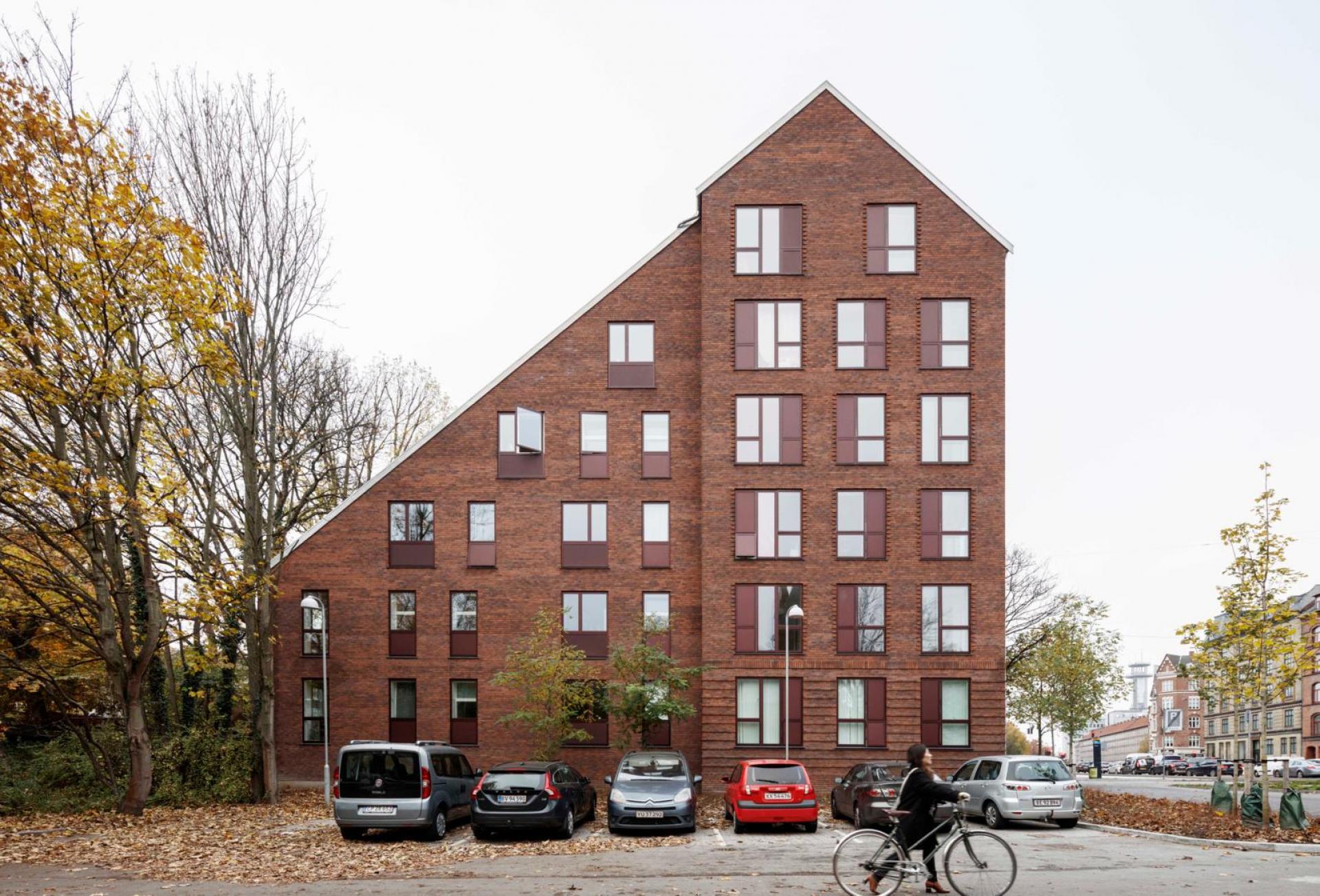 Almene boliger på Falkoner Allé 118, der af Berlingske blev udnævnt til en af de 9 bedste arkitektoniske perler i 2020. Mødet med en forskelligartet kontekst har givet huset en særlig udformning med en markant skrå tagflade. Arkitekt: Mangor & Nagel, Foto: Niels Nygaard